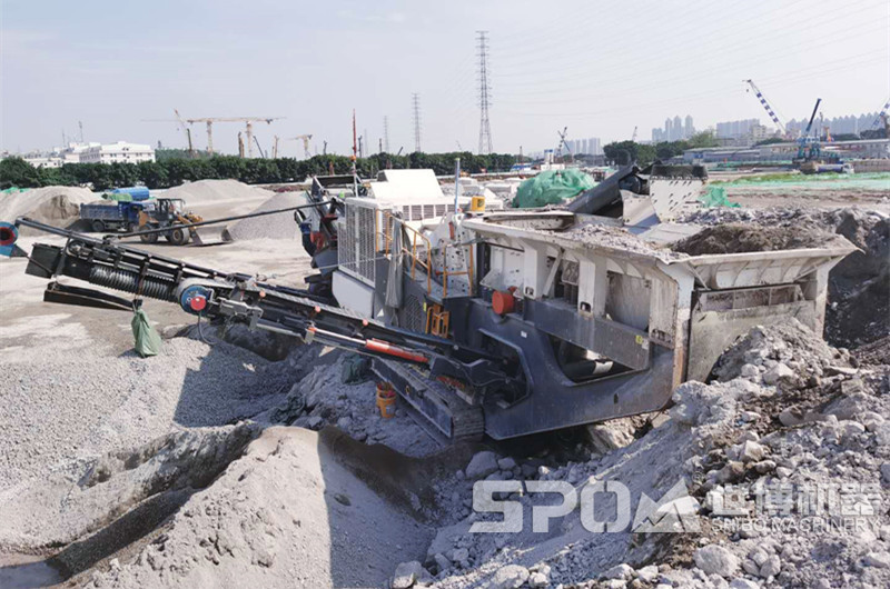 履带移动碎石加工设备现场，建筑垃圾破碎现场