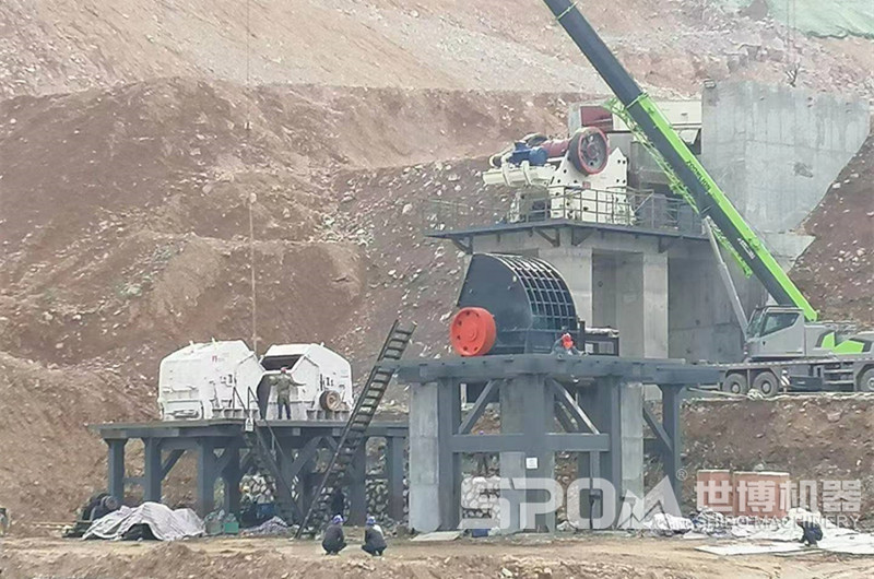 颚破、反击破、重锤破安装现场，根据现场地形高低布置