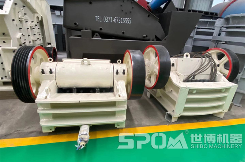 9759彩集团车间小型细鄂破成品，150x750细颚破碎机